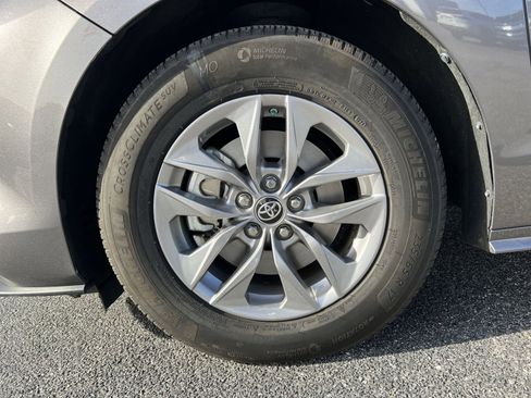 Used 2022 Toyota Sienna XLE image 12