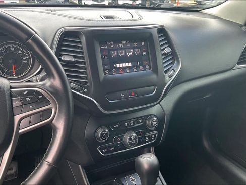 Used 2019 Jeep Cherokee Latitude Plus w/ Comfort/Convenience Group image 9