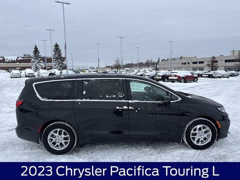 Used 2023 Chrysler Pacifica Touring-L image 6