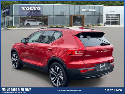 Used 2023 Volvo XC40 B5 Plus w/ Climate Package image 4