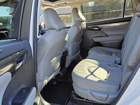 Used 2021 Toyota Highlander Limited image 5
