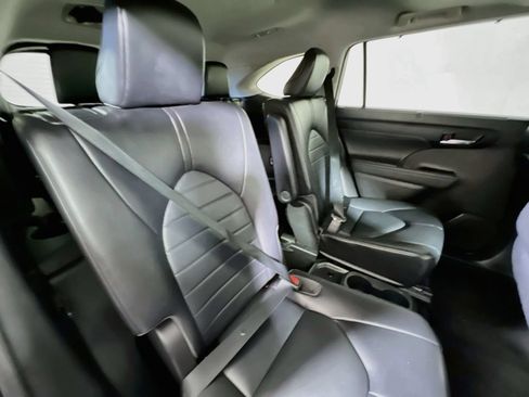 Used 2022 Toyota Highlander XLE AWD/4WD image 26