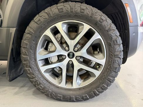 Used 2023 Land Rover Defender 110 SE AWD/4WD image 40