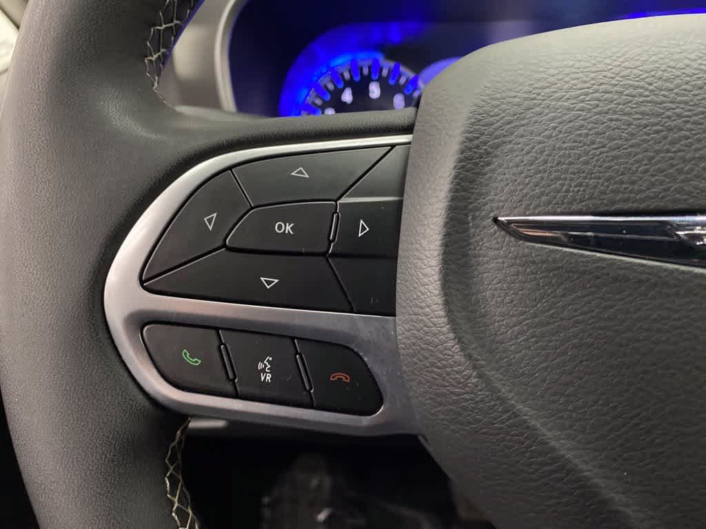 Used 2025 Chrysler Pacifica Select FWD image 19