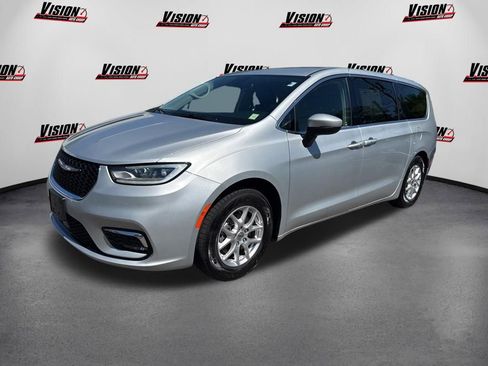 Used 2023 Chrysler Pacifica Touring-L FWD image 1