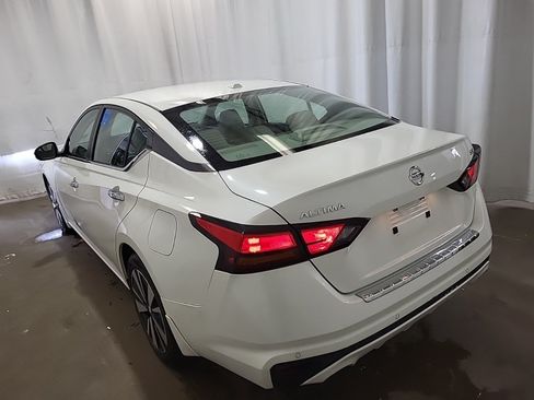Used 2022 Nissan Altima 2.5 SV w/ SV Premium Package FWD image 2