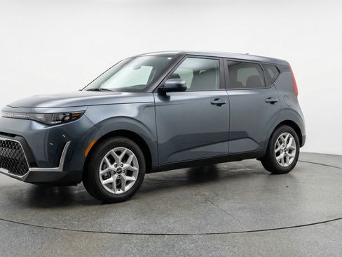 Used 2025 Kia Soul LX w/ LX Technology Package FWD image 3
