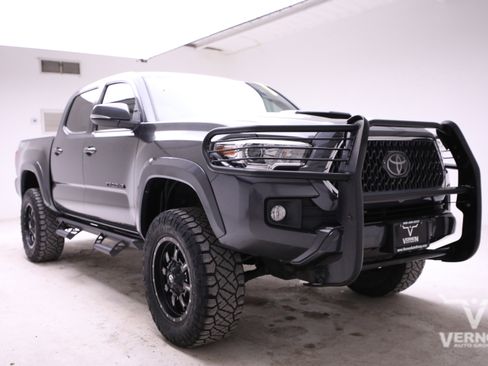 Used 2019 Toyota Tacoma TRD Sport image 7
