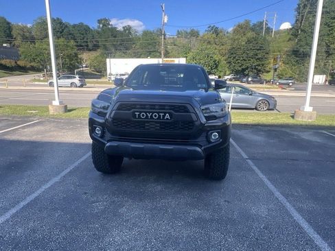 Used 2021 Toyota Tacoma TRD Off-Road w/ TRD Premium Off Road Package AWD/4WD image 3
