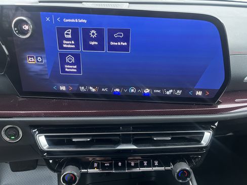 Used 2024 Chevrolet Traverse RS w/ LPO, Floor Liner Package image 31