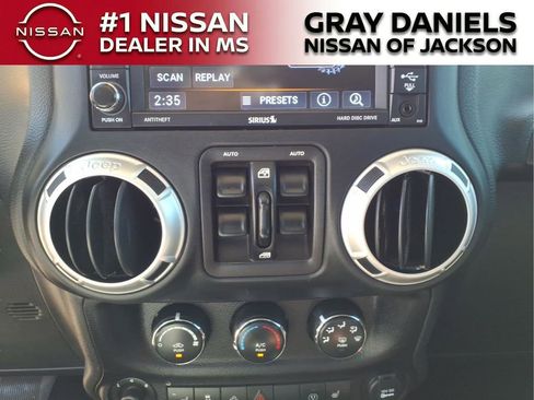 Used 2018 Jeep Wrangler Unlimited Sahara w/ Connectivity Group image 17