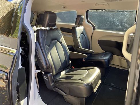 Used 2023 Chrysler Pacifica Touring-L FWD image 17