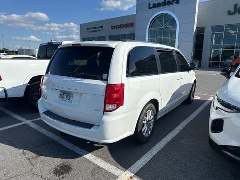 Used 2019 Dodge Grand Caravan SXT FWD image 3