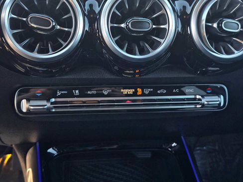 Used 2025 Mercedes-Benz GLB 250 4MATIC image 28