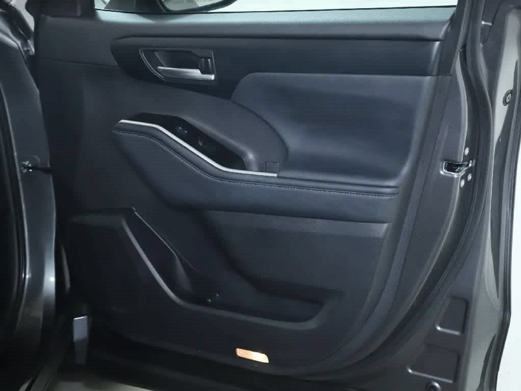 Used 2023 Toyota Highlander XLE FWD image 34