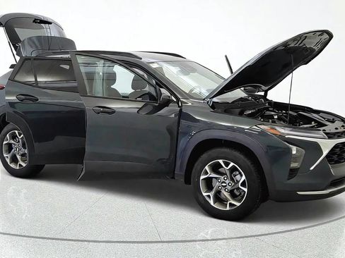 Used 2025 Chevrolet Trax LT w/ Driver Confidence Package FWD image 11