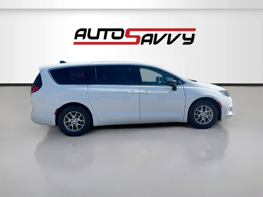 Used 2025 Chrysler Voyager LX FWD image 8