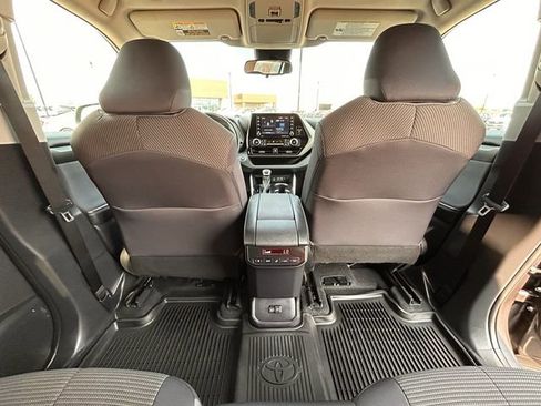 Used 2022 Toyota Highlander LE image 29