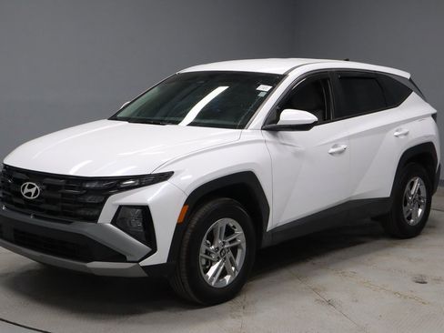 Certified 2025 Hyundai Tucson SE image 6