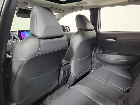 Used 2023 Toyota Corolla Cross XLE w/ Convenience Package FWD image 11