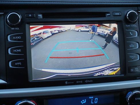 Used 2017 Toyota Highlander SE image 37