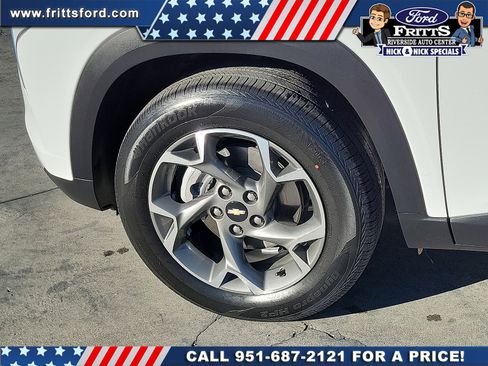Used 2024 Chevrolet Trax LT w/ Sunroof Package image 18