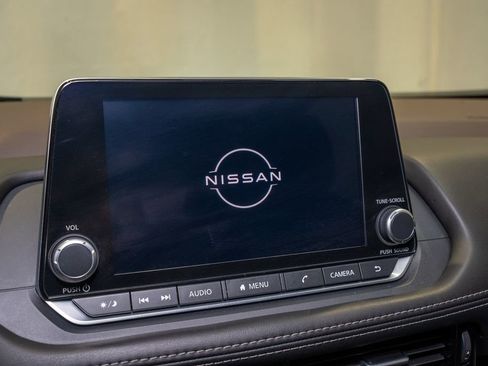 Used 2023 Nissan Rogue SV image 12