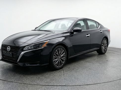 Used 2025 Nissan Altima 2.5 SV image 3