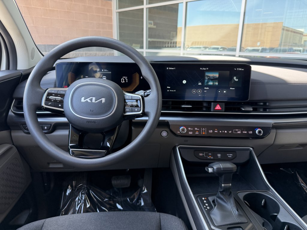 Used 2025 Kia Carnival LX FWD image 16