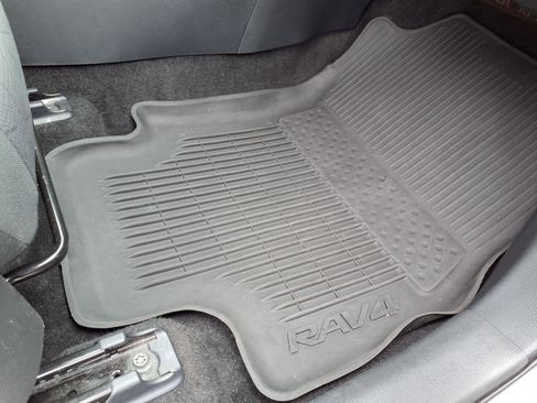 Used 2024 Toyota RAV4 XLE AWD/4WD image 30
