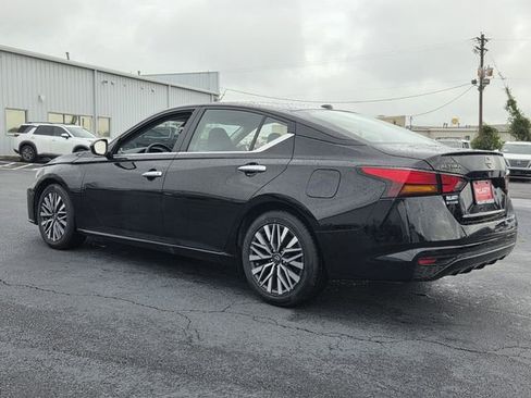Used 2025 Nissan Altima 2.5 SV FWD image 3