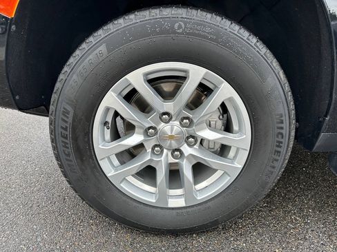 Used 2023 Chevrolet Suburban Z71 w/ Z71 Off-Road Package AWD/4WD image 13