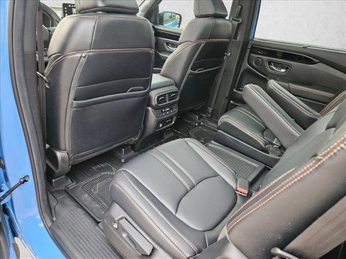 Used 2025 Honda Pilot TrailSport image 11