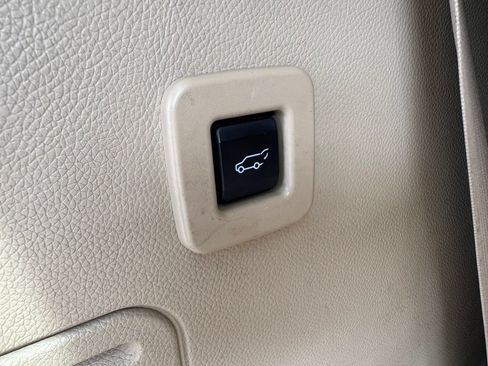 Used 2010 Lincoln Navigator 4WD image 17