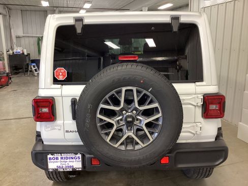 New 2026 Jeep Wrangler Unlimited Sahara AWD/4WD image 4