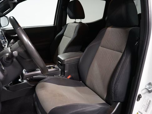 Used 2023 Toyota Tacoma TRD Off-Road image 6