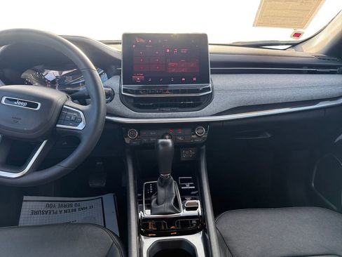 Used 2023 Jeep Compass Latitude image 11