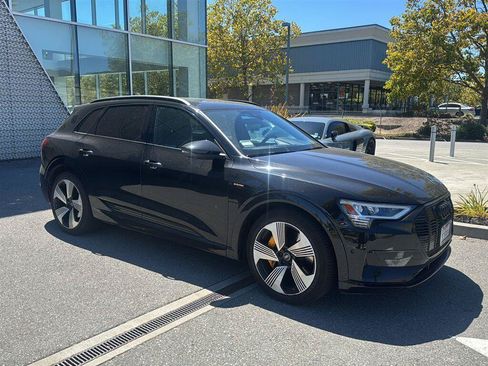 Used 2022 Audi e-tron Premium Plus AWD/4WD image 5