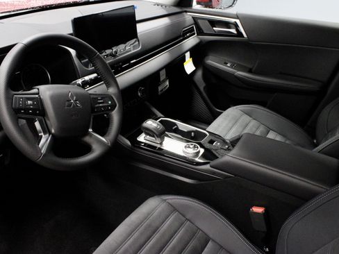 New 2025 Mitsubishi Outlander SE image 17