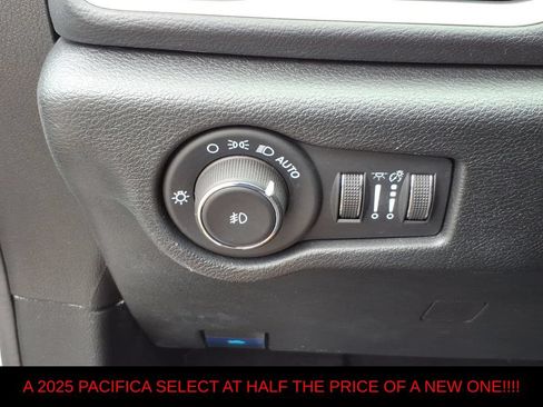 Used 2025 Chrysler Pacifica Select FWD image 17