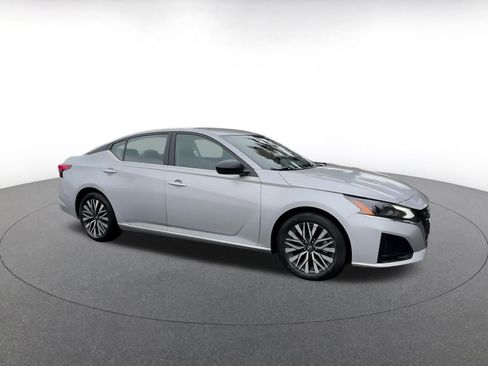 Used 2024 Nissan Altima 2.5 SV image 2