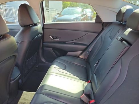 Used 2022 Hyundai Elantra Limited FWD image 13