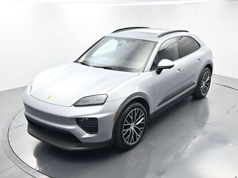 Certified 2025 Porsche Macan Electric RWD image 33
