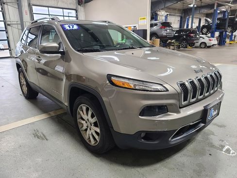 Used 2017 Jeep Cherokee Limited w/ Luxury Group AWD/4WD image 4