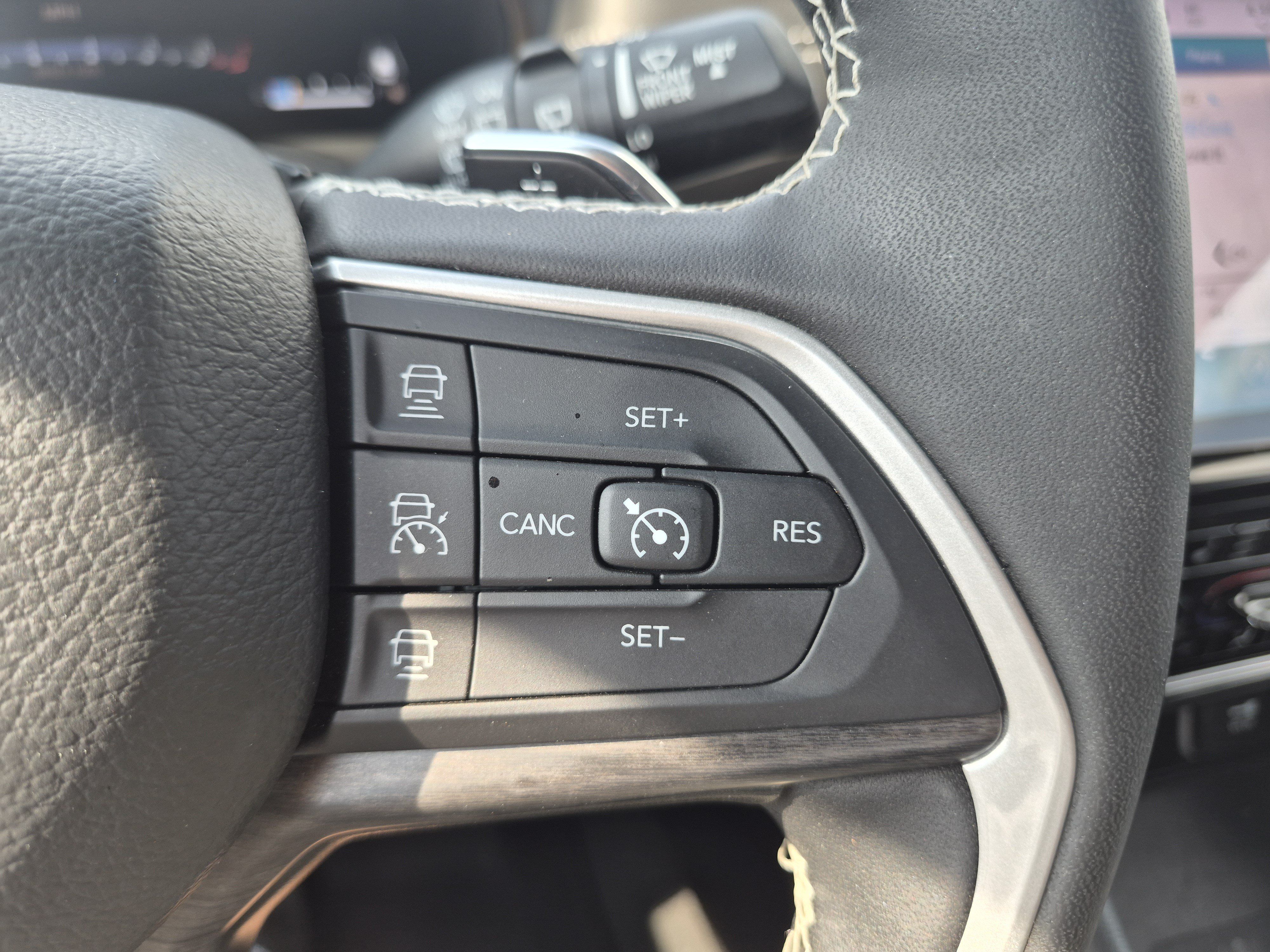 Used 2023 Jeep Grand Cherokee L Limited w/ Luxury Tech Group II AWD/4WD image 22
