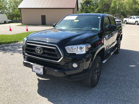 Certified 2023 Toyota Tacoma SR5 AWD/4WD image 4