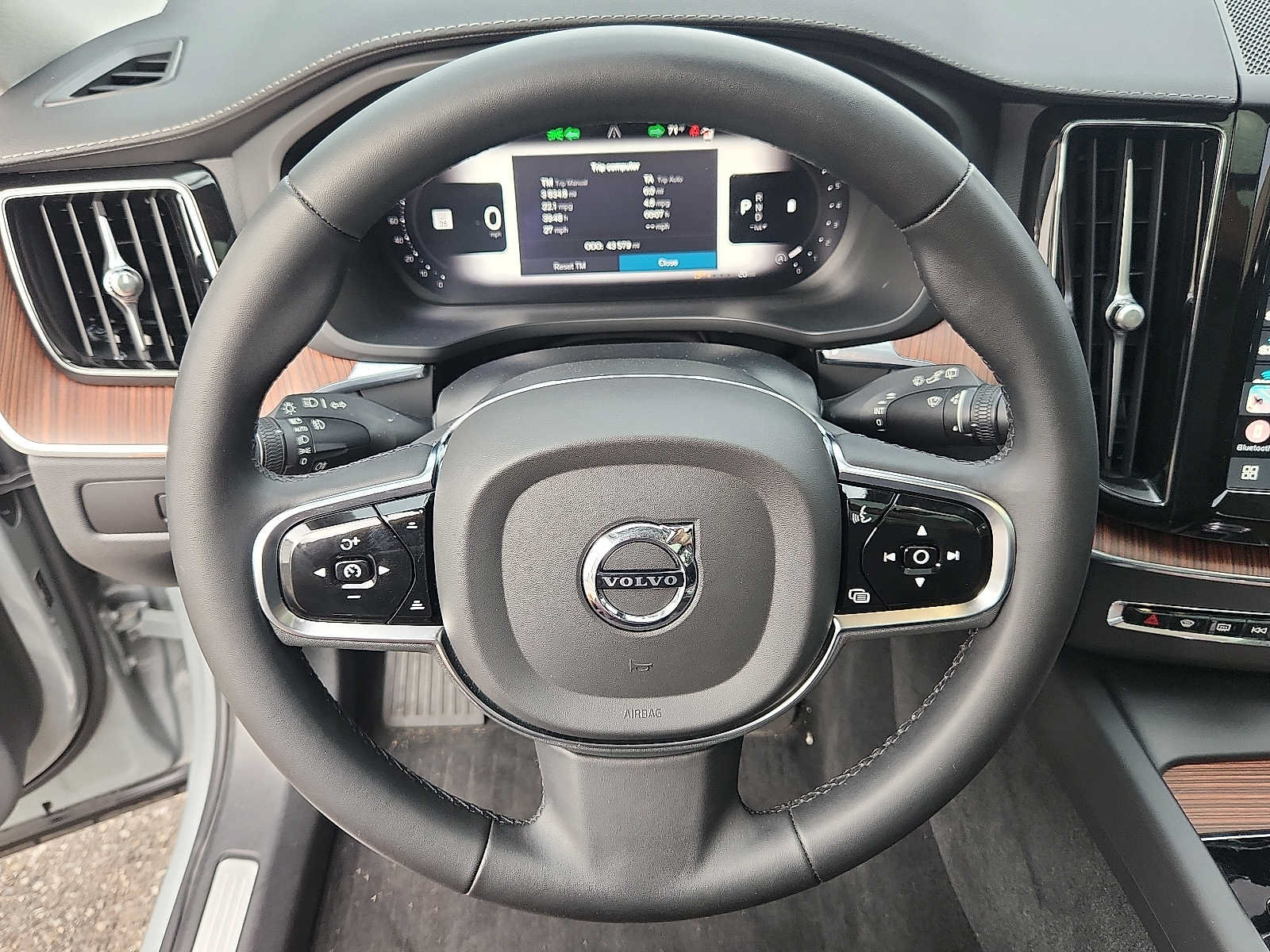 Used 2024 Volvo XC60 B5 Ultimate w/ Protection Package Premier AWD/4WD image 18