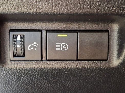 Used 2021 Toyota RAV4 LE AWD/4WD image 25