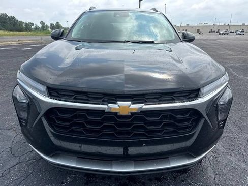 Used 2025 Chevrolet Trax LT FWD image 2