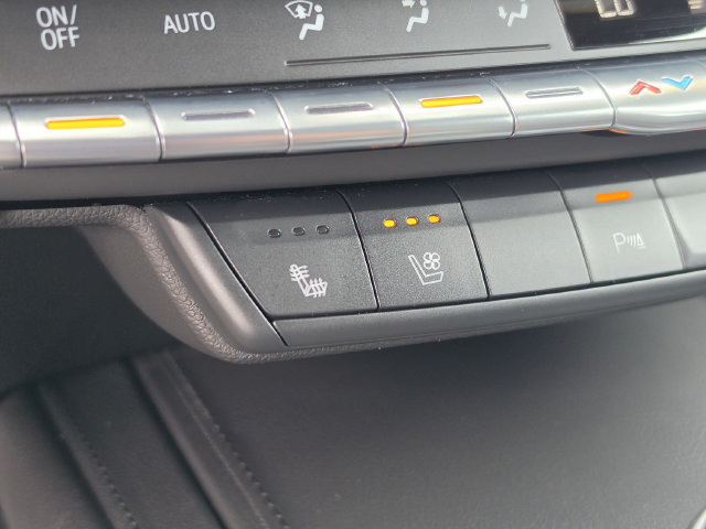 Used 2020 Cadillac XT4 Sport w/ LPO, Midnight Sport Package FWD image 31